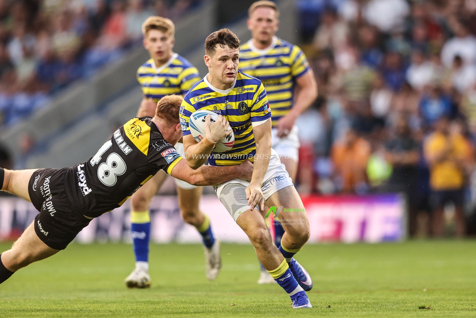 Josh Thewlis of Warrington Wolves evades tackles to go over for a try during the Betfred Super League round 23 match Warrington Wolves vs York Knights at The Halliwell Jones Stadium, Warrington, United Kingdom on 13 August 2026

(Photo by Alfie Cosgrove/News Images)