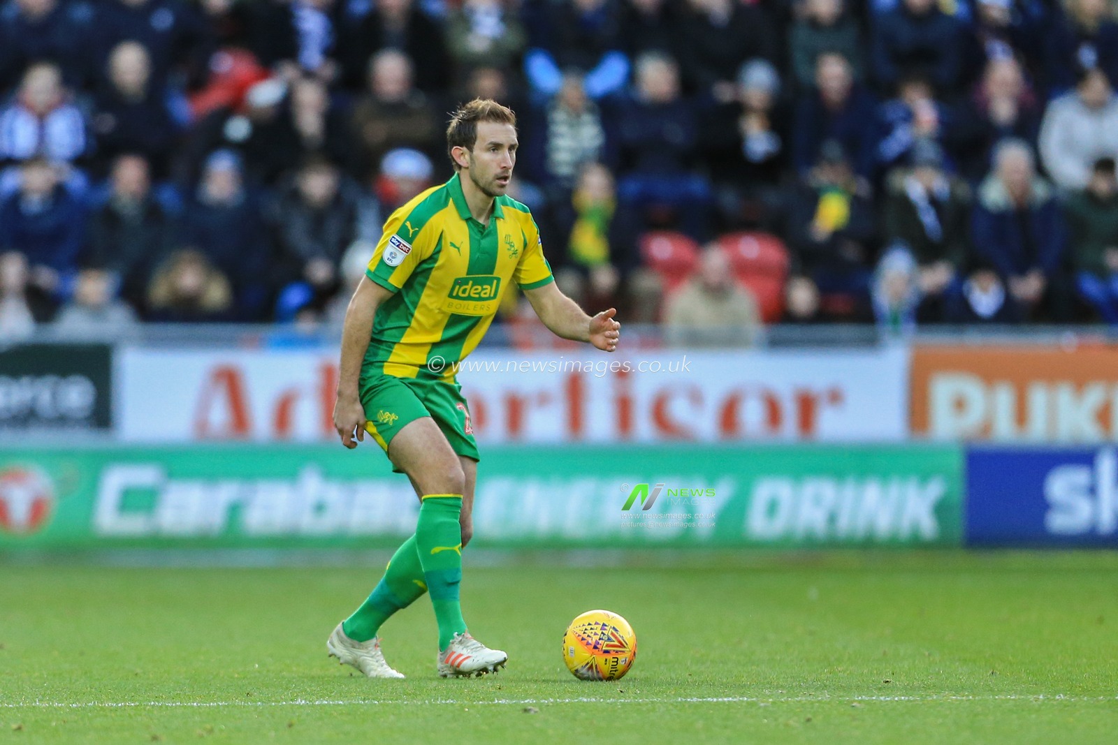22nd December 2018, New York Stadium, Rotherham, England; Sky Bet Championship Rotherham Utd v West Bromwich Albion ; Craig Dawson (25) of West Brom with the ball 


Credit: Mark Cosgrove/News Images

English Football League images are subject to DataCo Licence