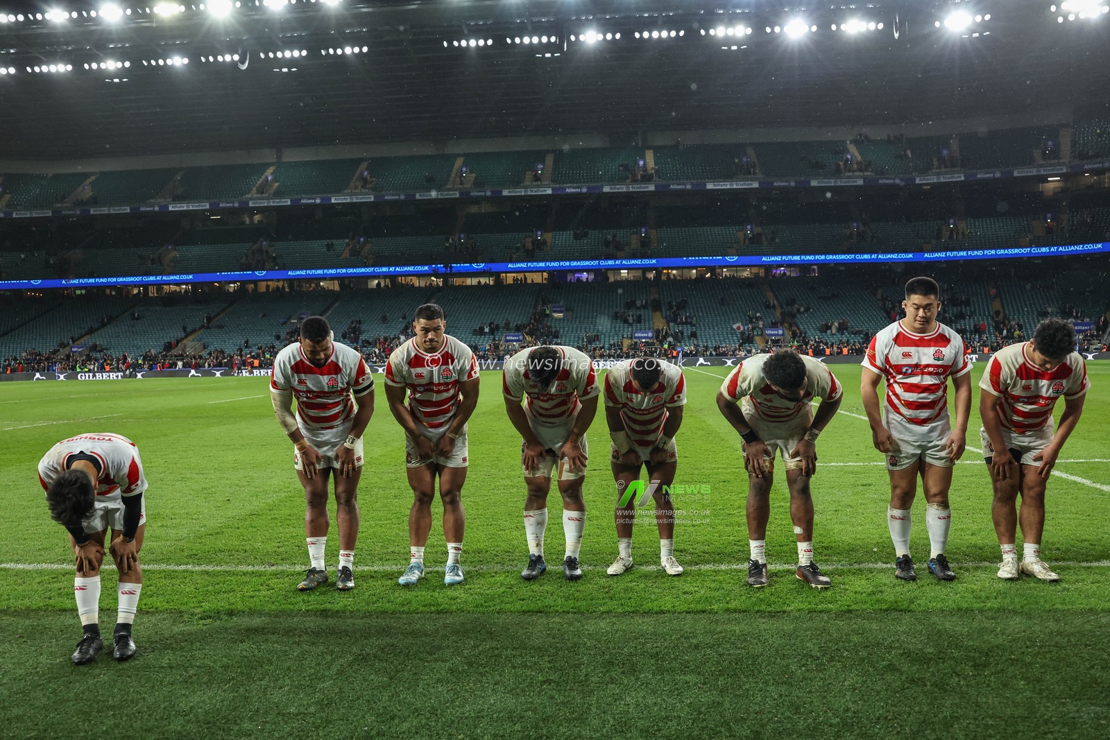 Japan players bow to the crowd during the Autumn Nations Series match England vs Japan at Allianz Stadium, Twickenham, United Kingdom, 24th November 2024

(Photo by Mark Cosgrove/News Images)