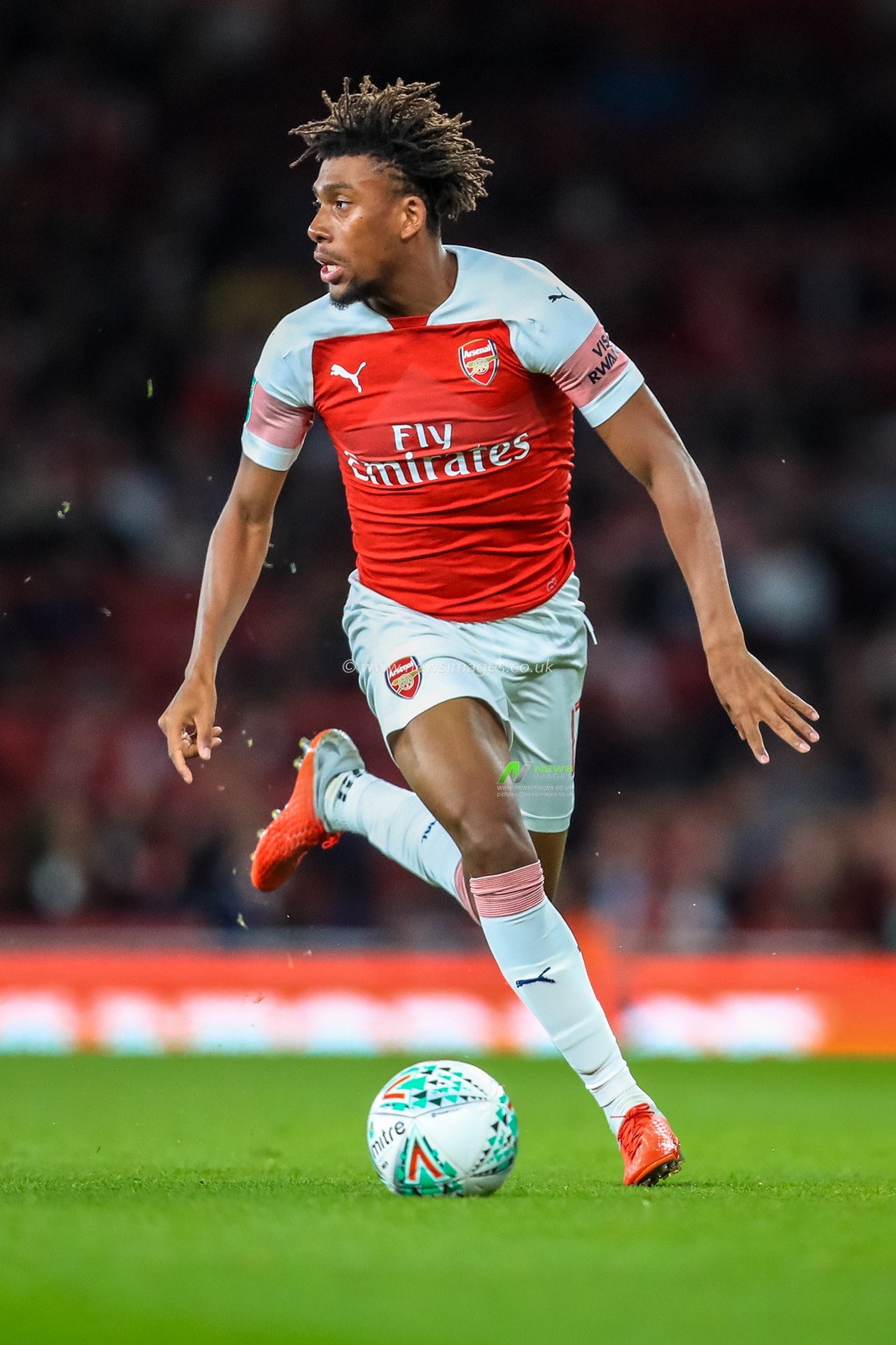 26th September 2018, Emirates Stadium, London, England; Carabao EFL Cup, Third round, Arsenal v Brentford ;  Alex Iwobi (17) of Arsenal on the ball.

Credit:  Georgie Kerr/News Images

English Football League images are subject to DataCo Licence