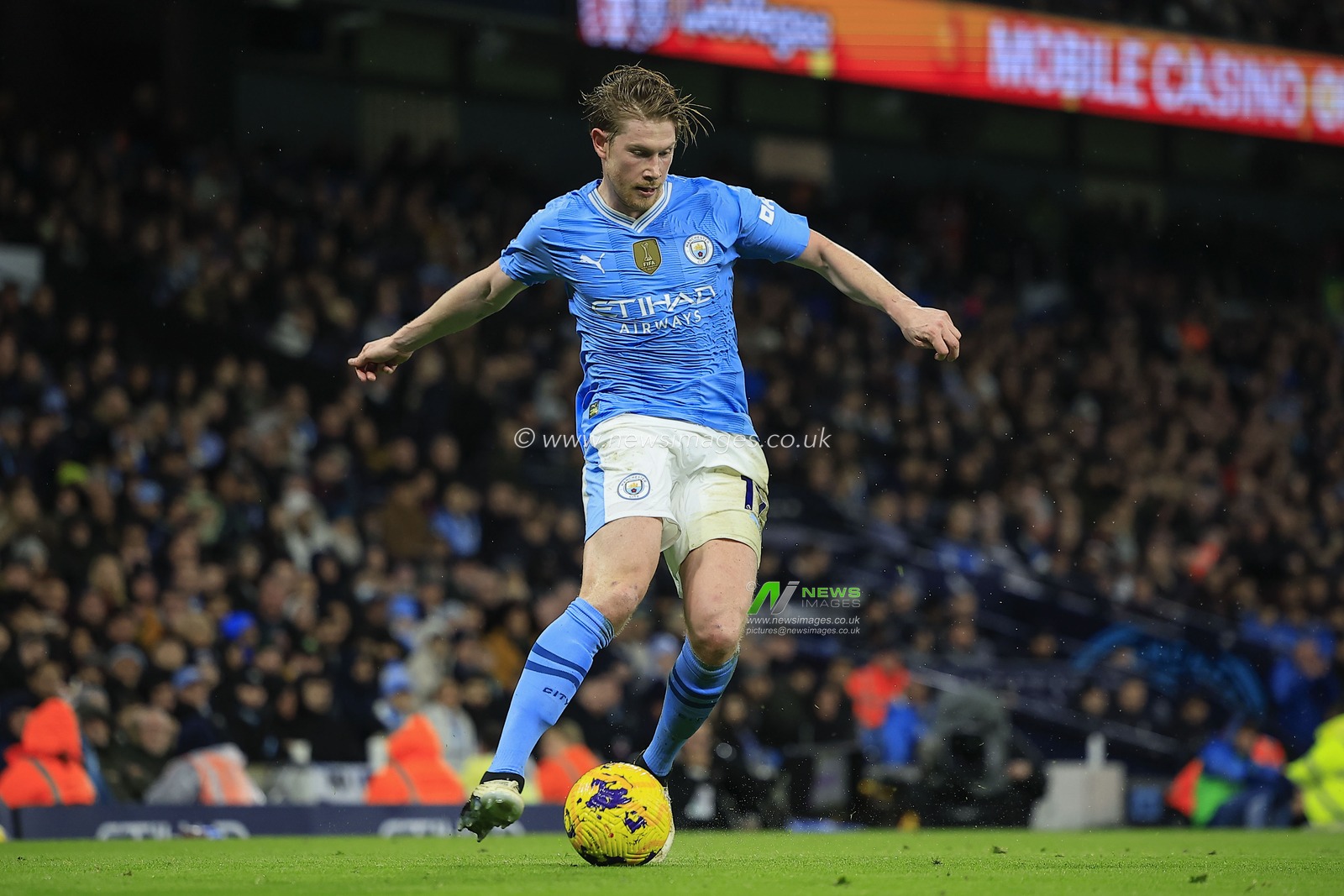 Kevin De Bruyne of Manchester City crosses the ball during the Premier League match Manchester City vs Chelsea at Etihad Stadium, Manchester, United Kingdom, 17th February 2024

(Photo by Conor Molloy/News Images)