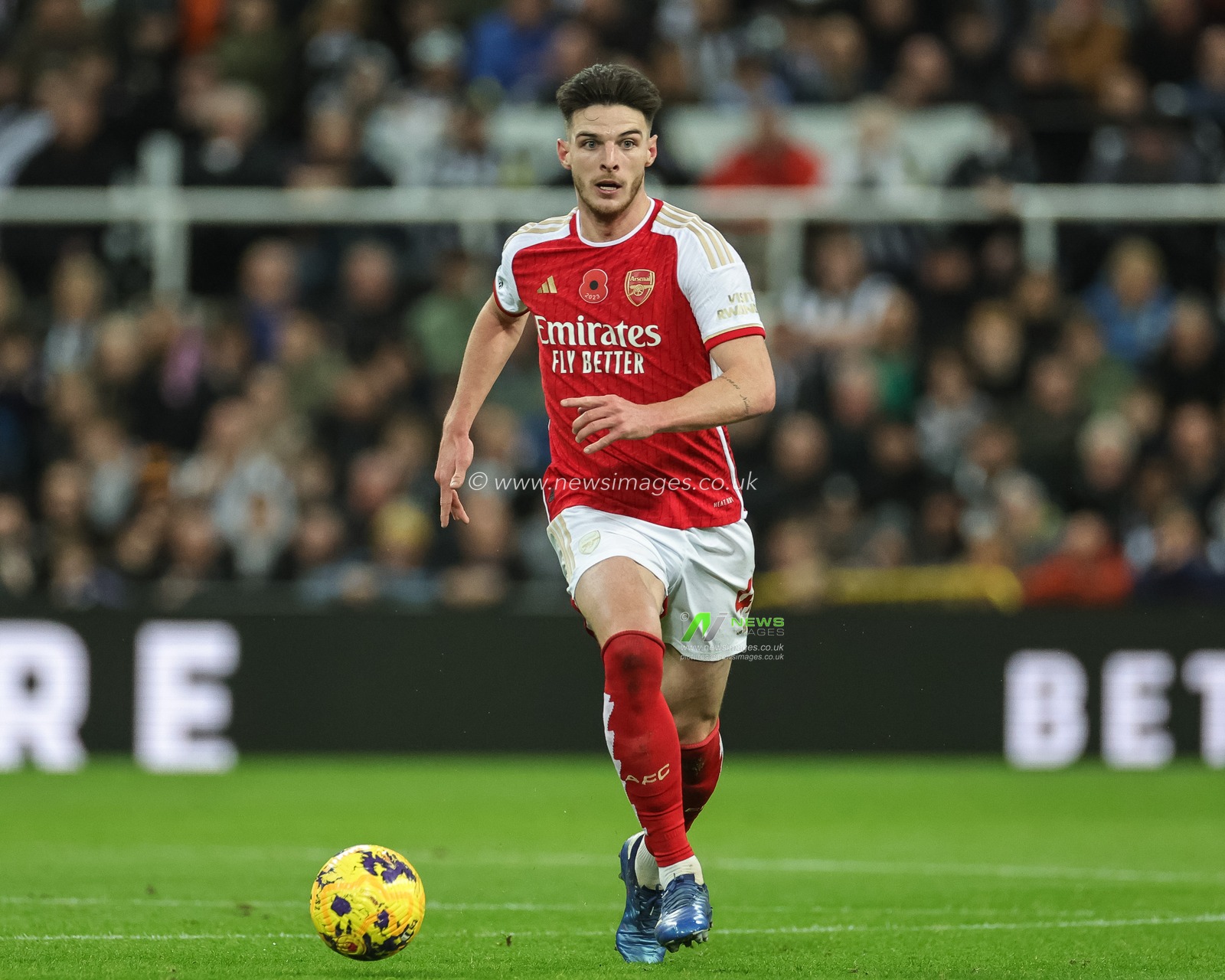 Declan Rice #41 of Arsenal with the ball during the Premier League match Newcastle United vs Arsenal at St. James's Park, Newcastle, United Kingdom, 4th November 2023

(Photo by Mark Cosgrove/News Images)