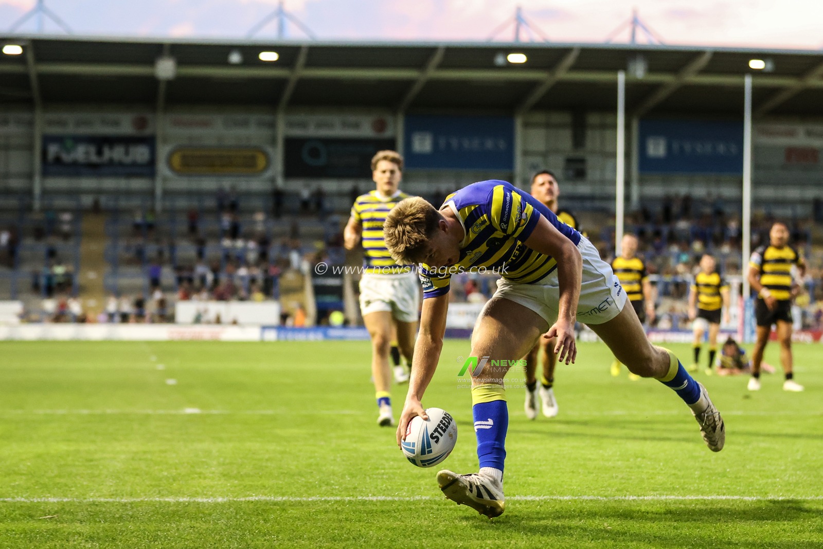 Ewan Irwin of Warrington Wolves goes over for a try during the Betfred Super League round 23 match Warrington Wolves vs York Knights at The Halliwell Jones Stadium, Warrington, United Kingdom on 13 August 2026

(Photo by Alfie Cosgrove/News Images)