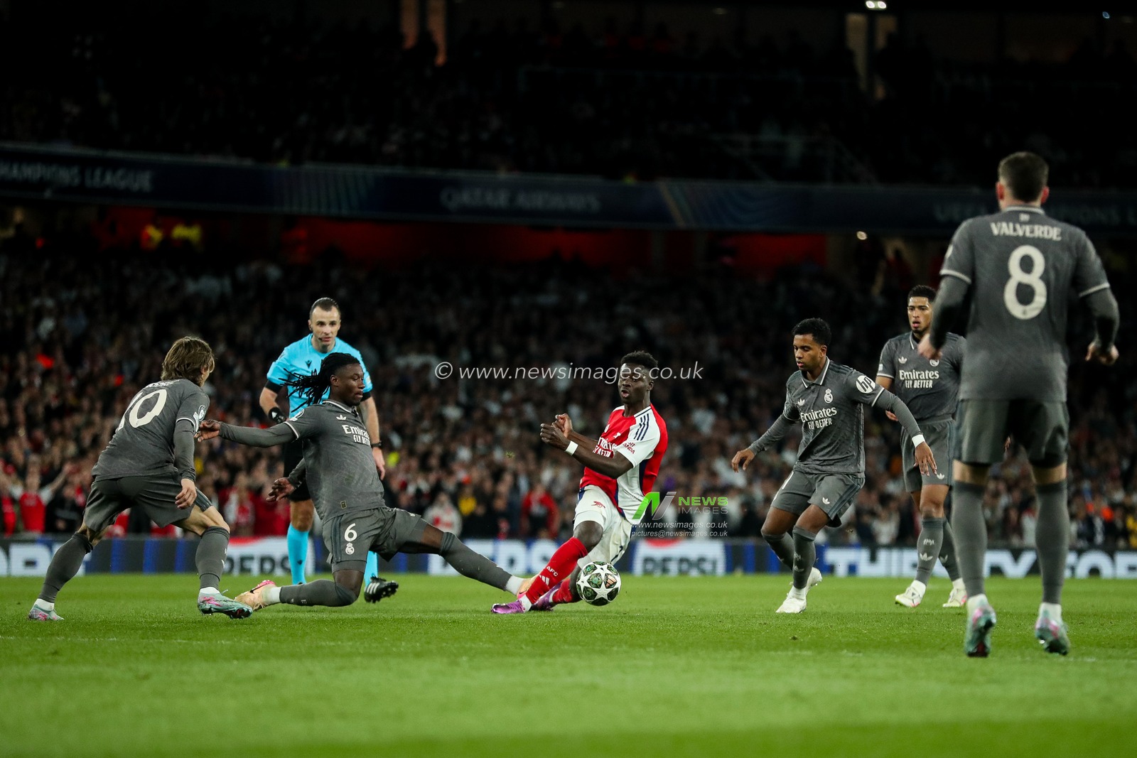 Bukayo Saka of Arsenal is challenged by Eduardo Camavinga of Real Madrid during the UEFA Champions League Quarter-finals match Arsenal vs Real Madrid at Emirates Stadium, London, United Kingdom, 8th April 2025

(Photo by Izzy Poles/News Images)