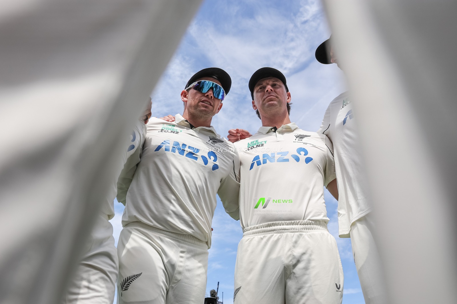 New Zealand captain Tom Latham holds his team briefing ahead of England batting during the 2nd Rothesay Test Match Day 2 match England vs New Zealand at The Kia Oval, London, United Kingdom on 18 June 2026

(Photo by Mark Cosgrove/News Images)
