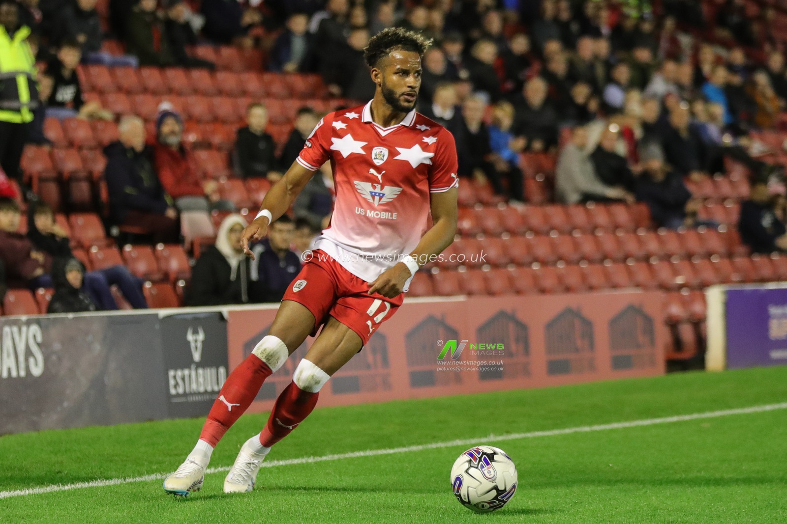 Barry Cotter #17 of Barnsley breaks with the ball during the Sky Bet League 1 match Barnsley vs Portsmouth at Oakwell, Barnsley, United Kingdom, 19th September 2023

(Photo by Alfie Cosgrove/News Images)