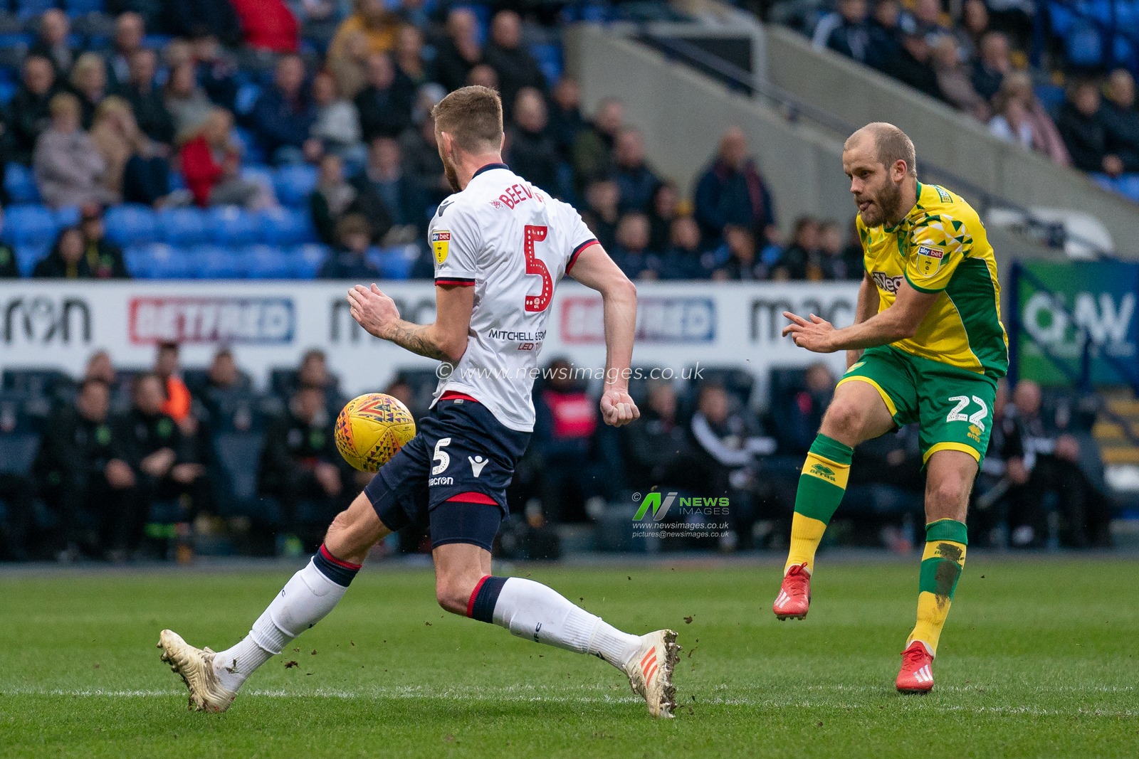 Bolton Wanderers Mark Beevers blocks Norwich City Teemu Pukki shot at goal


16th February 2019, University of Bolton Stadium, Bolton, England; Sky Bet Championship, Bolton Wonderers vs Norwich City ; 


Credit: Terry Donnelly /News Images

English Football League images are subject to DataCo Licence