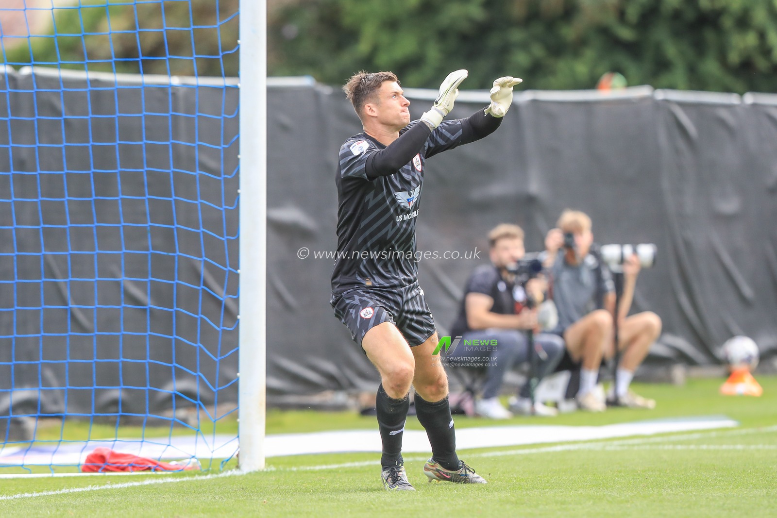 Liam Roberts #1 of Barnsley catches the ball during the Sky Bet League 1 match Bristol Rovers vs Barnsley at Memorial Stadium, Bristol, United Kingdom, 12th August 2023

(Photo by Alfie Cosgrove/News Images)