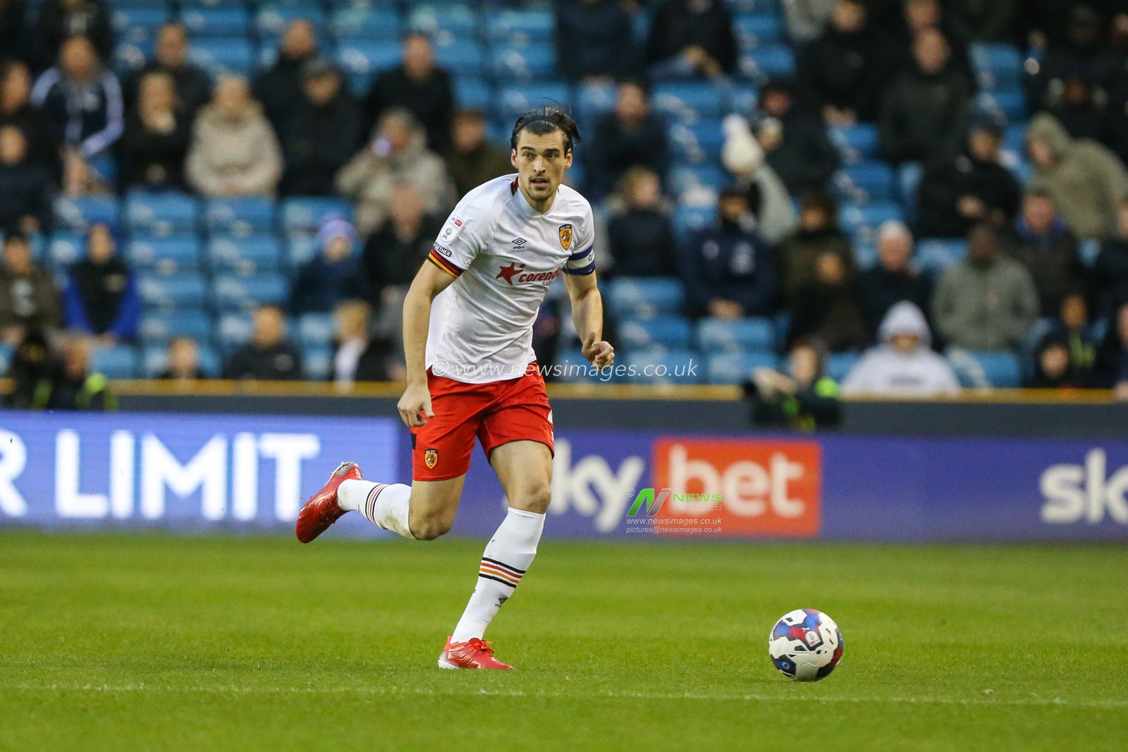 Jacob Greaves #4 of Hull City on the ball during the Sky Bet Championship match Millwall vs Hull City at The Den, London, United Kingdom, 5th November 2022

(Photo by Arron Gent/News Images)