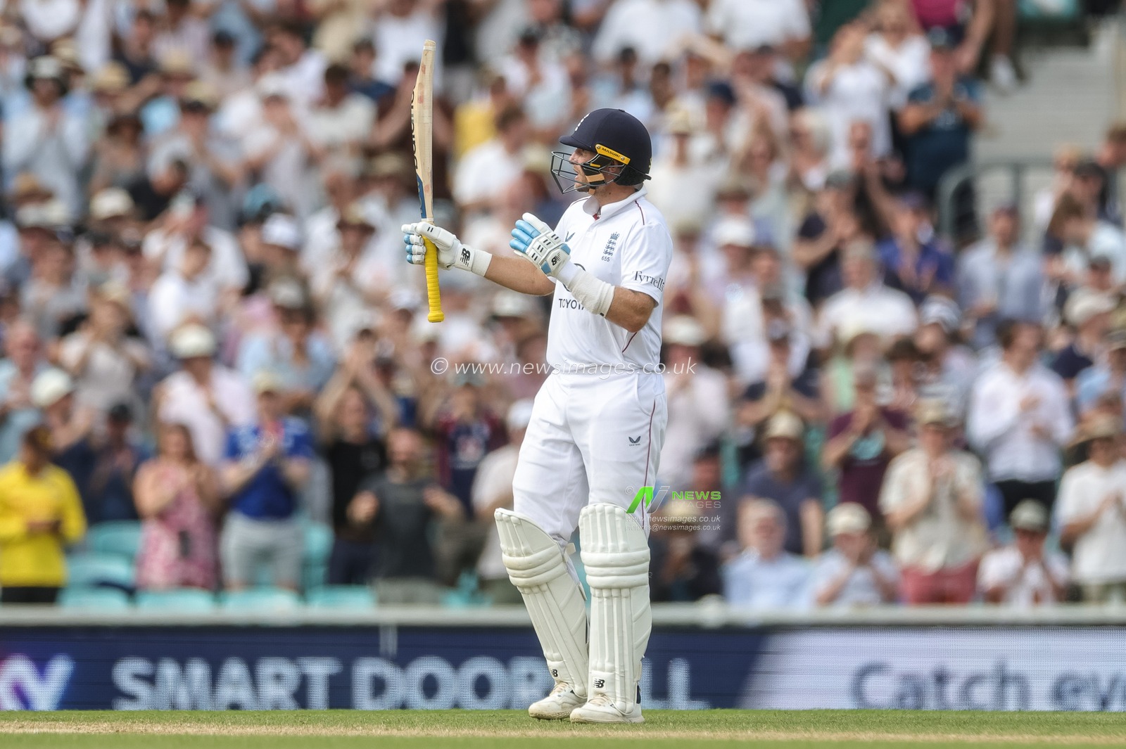 England captain Joe Root celebrates a half century  during the 2nd Rothesay Test Match Day 4 match England vs New Zealand at The Kia Oval, London, United Kingdom on 20 June 2026

(Photo by Mark Cosgrove/News Images)