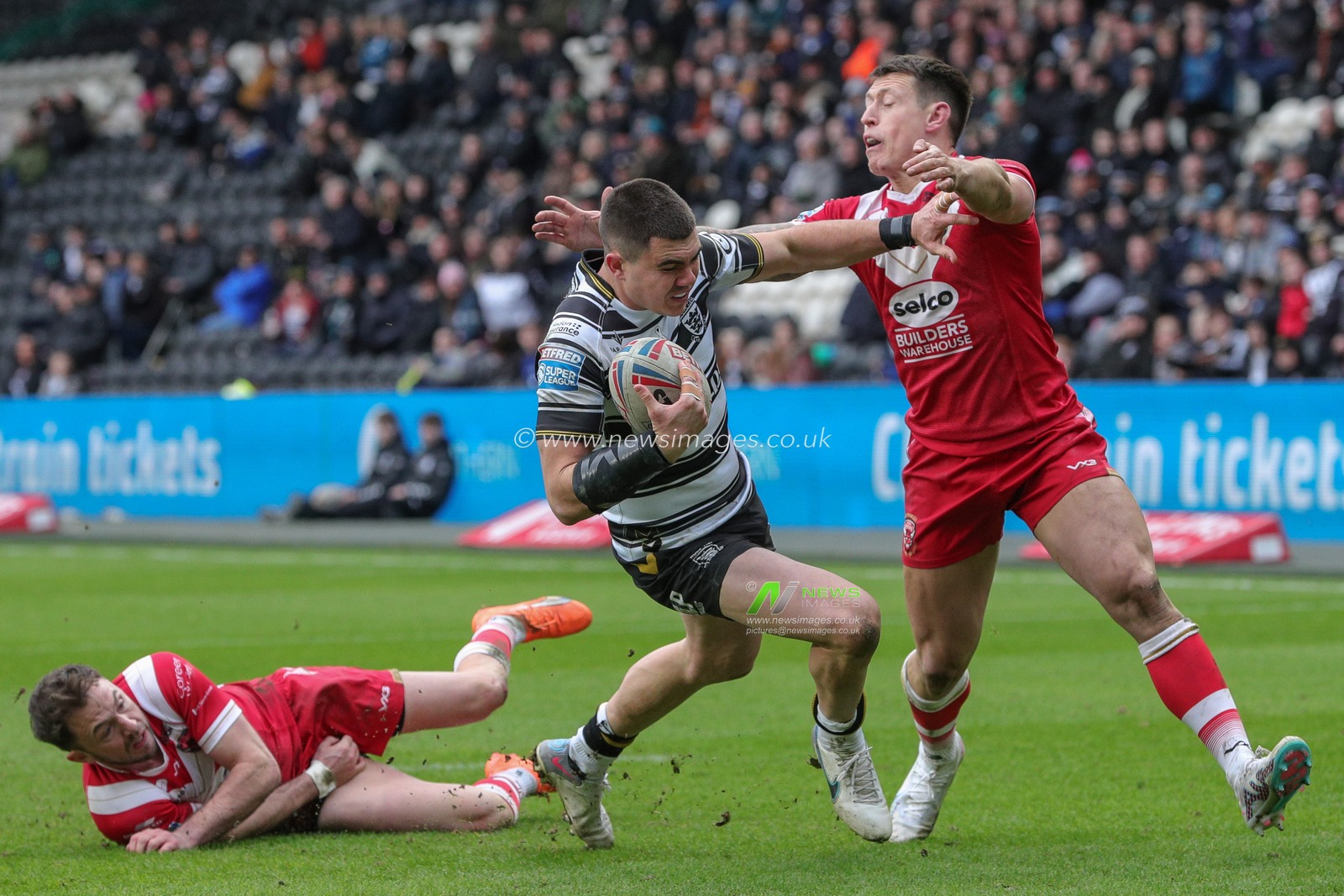 Jake Clifford #7 of Hull FC is tackled by Deon Cross #28 of Salford Red Devils during the Betfred Super League Round 4 match Hull FC vs Salford Red Devils at MKM Stadium, Hull, United Kingdom, 11th March 2023

(Photo by James Heaton/News Images)