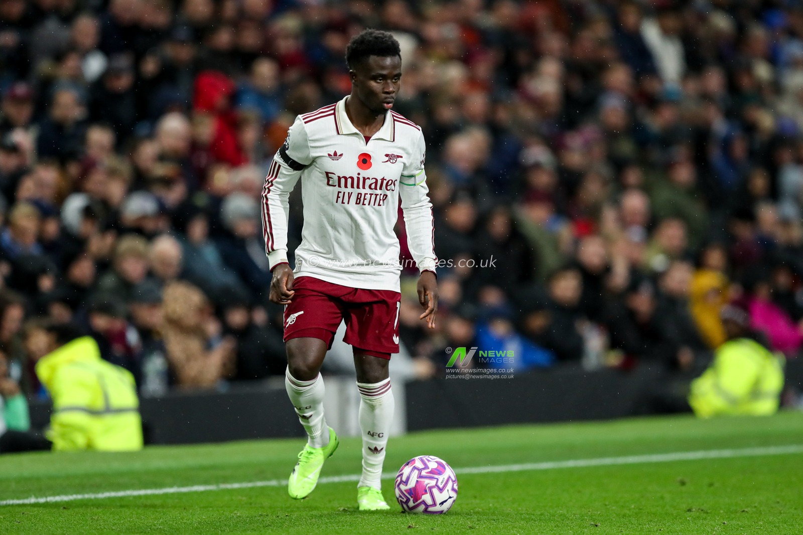 Bukayo Saka of Arsenal with ball at his feet during the Premier League match Burnley vs Arsenal at Turf Moor, Burnley, United Kingdom, 1st November 2025

(Photo by Jorge Horsted/News Images)

*** GER AUT SUI OUT ***