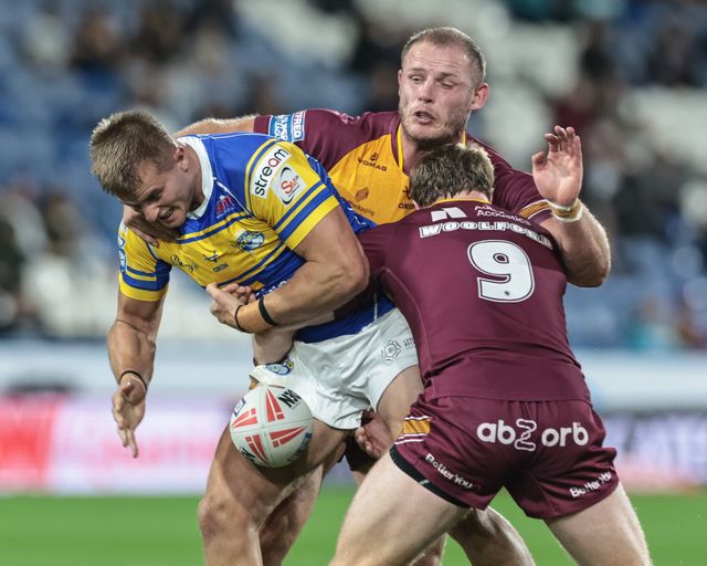 Cooper Jenkins of Leeds Rhinos drops the ball as  he’s is tackled by Zac Woolford of Huddersfield Giants and Tom Burgess of Huddersfield Giants during the Betfred Super League Round 25 match Huddersfield Giants vs Leeds Rhinos at Accu Stadium, Huddersfield, United Kingdom, 4th September 2025

(Photo by Mark Cosgrove/News Images)