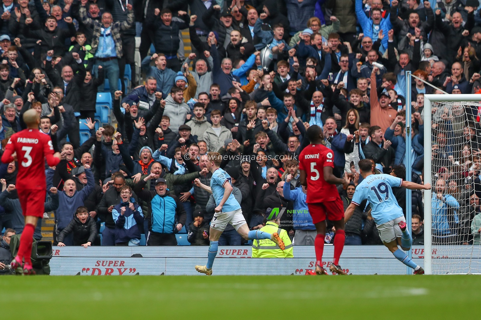Kevin De Bruyne #17 of Manchester City celebrates his goal to make it 2-1 during the Premier League match Manchester City vs Liverpool at Etihad Stadium, Manchester, United Kingdom, 1st April 2023

(Photo by Gareth Evans/News Images)