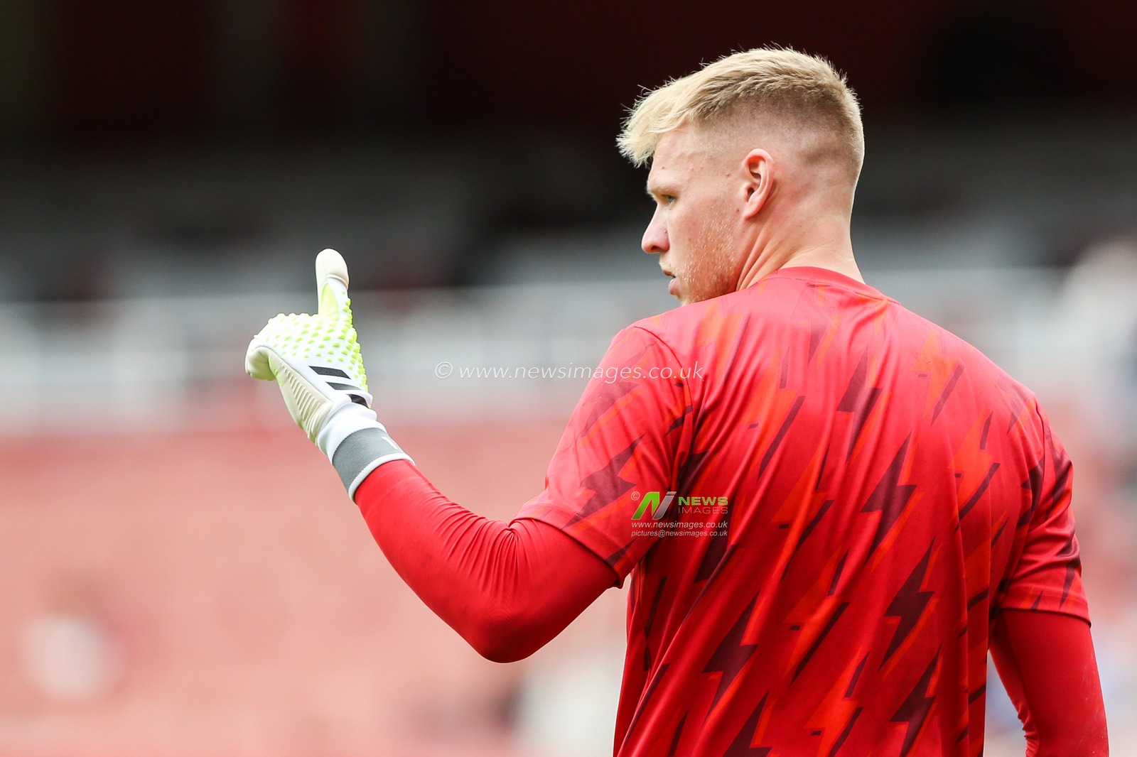 Aaron Ramsdale #1 of Arsenal warms up during the Premier League match Arsenal vs Fulham at Emirates Stadium, London, United Kingdom, 26th August 2023

(Photo by Arron Gent/News Images)