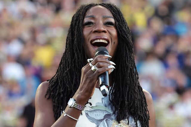 Heather Small sings sings during the Betfred Super League round 9 match Warrington Wolves vs Wigan Warriors at The Halliwell Jones Stadium, Warrington, United Kingdom on 24 April 2026

(Photo by Mark Cosgrove/News Images)