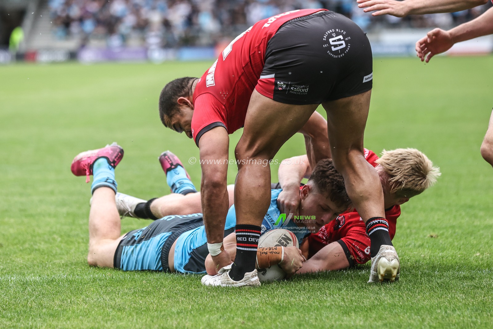 Davy Litten of Hull FC goes over for a try during the Betfred Super League round 15 match Salford Red Devils vs Hull FC at Salford Community Stadium, Eccles, United Kingdom, 22nd June 2025

(Photo by Alfie Cosgrove/News Images)