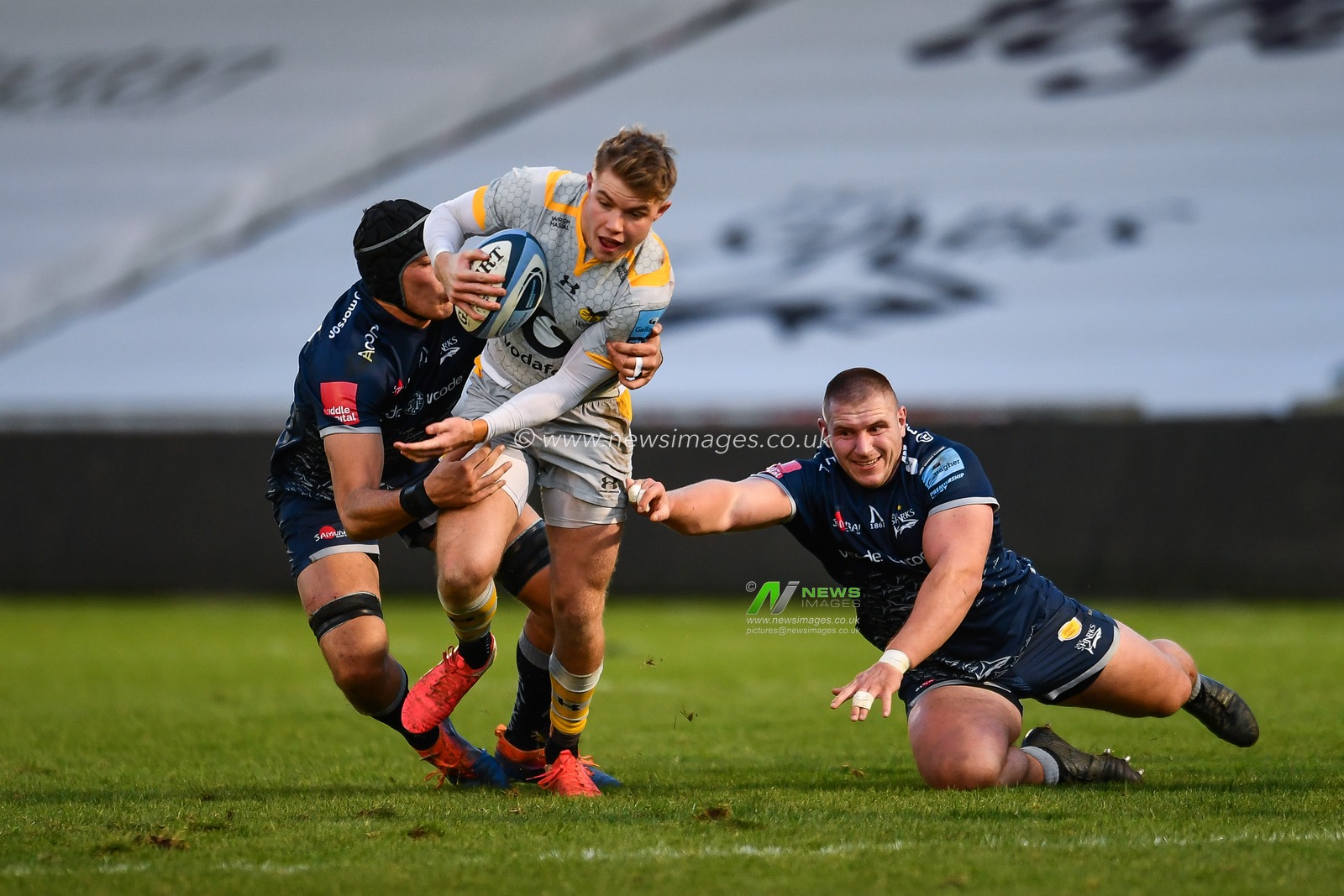Charlie Atkinson of Wasps breaks the Sale defensive line