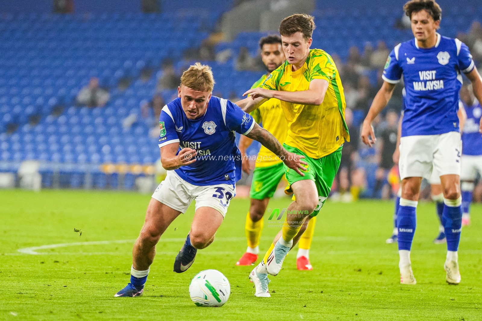 Isaak Davies of Cardiff City and Kellen Fisher of Norwich City during the Carabao Cup round 2 match Cardiff City vs Norwich City at Cardiff City Stadium, Cardiff, United Kingdom on 25 August 2026

(Photo by Andrew Lewis/News Images)