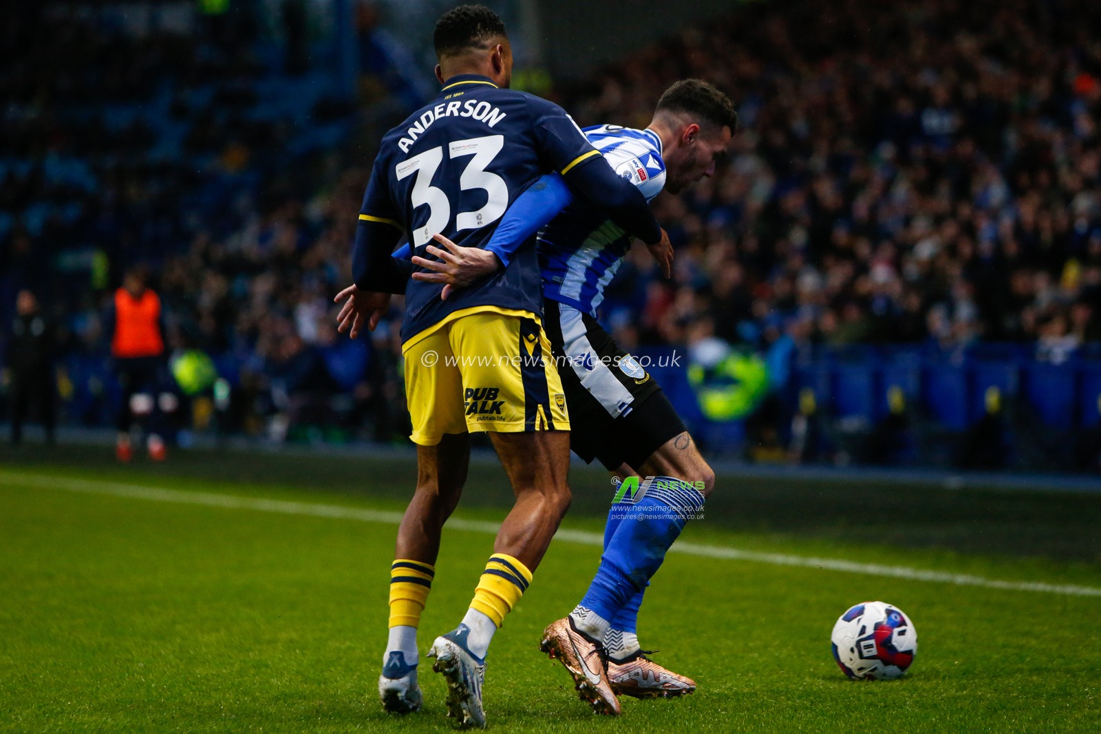 Marvin Johnson #18 of Sheffield Wednesday and Djavan Anderson #33 of Oxford United during the Sky Bet League 1 match Sheffield Wednesday vs Oxford United at Hillsborough, Sheffield, United Kingdom, 17th December 2022

(Photo by Ben Early/News Images)