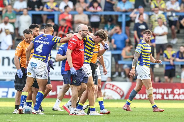 Arron Lindop of Warrington Wolves is helped off the field as he comes off for injury during the Betfred Super League round 16 match Warrington Wolves vs Catalans Dragons at The Halliwell Jones Stadium, Warrington, United Kingdom on 25 June 2026

(Photo by Alfie Cosgrove/News Images)