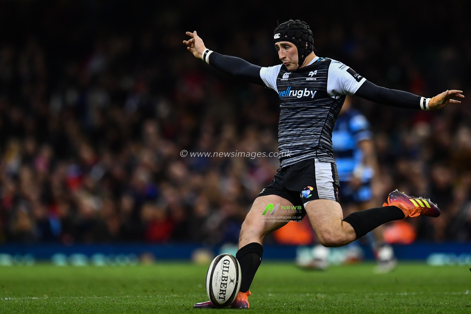27th April 2019 , Principality Stadium , Cardiff, Wales ; Guinness pro 14â€™s, Round 21, Cardiff Blues Vs Ospreys ; Sam Davies of Ospreys kicks at goal

Credit:  Craig Thomas/News Images