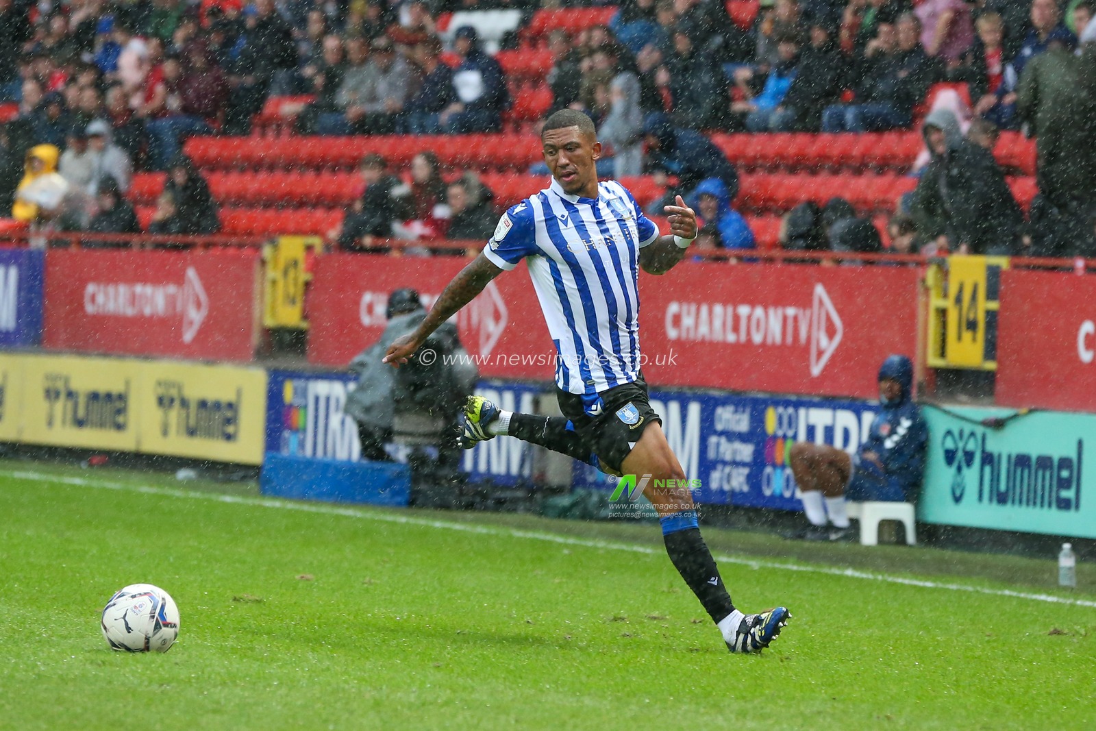 Liam Palmer  #2 of Sheffield Wednesday dribbles the ball