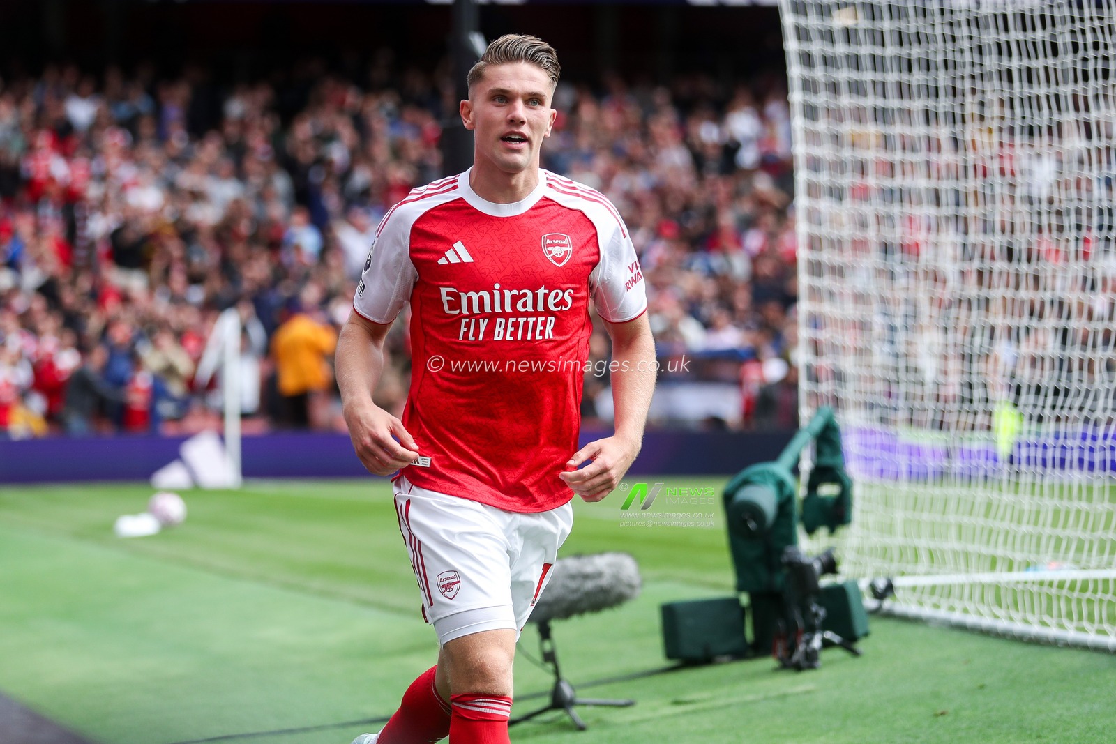 Viktor Gyokeres of Arsenal celebrates his goal to make it 2-0 during the Premier League match Arsenal vs Nottingham Forest at Emirates Stadium, London, United Kingdom, 13th September 2025

(Photo by Izzy Poles/News Images)