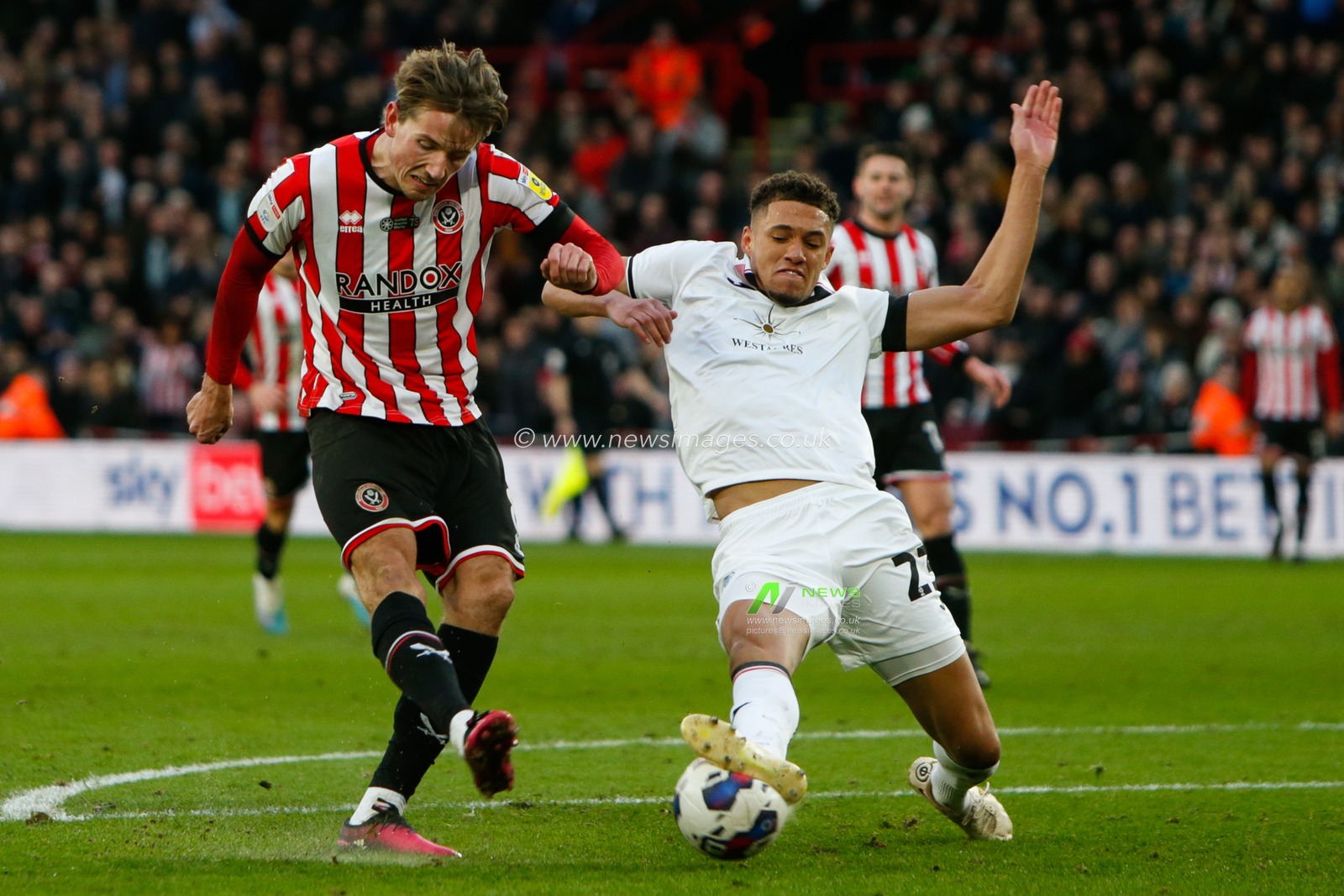 Sander Berge #8 of Sheffield United attempts a shot on goal during the Sky Bet Championship match Sheffield United vs Swansea City at Bramall Lane, Sheffield, United Kingdom, 11th February 2023

(Photo by Ben Early/News Images)