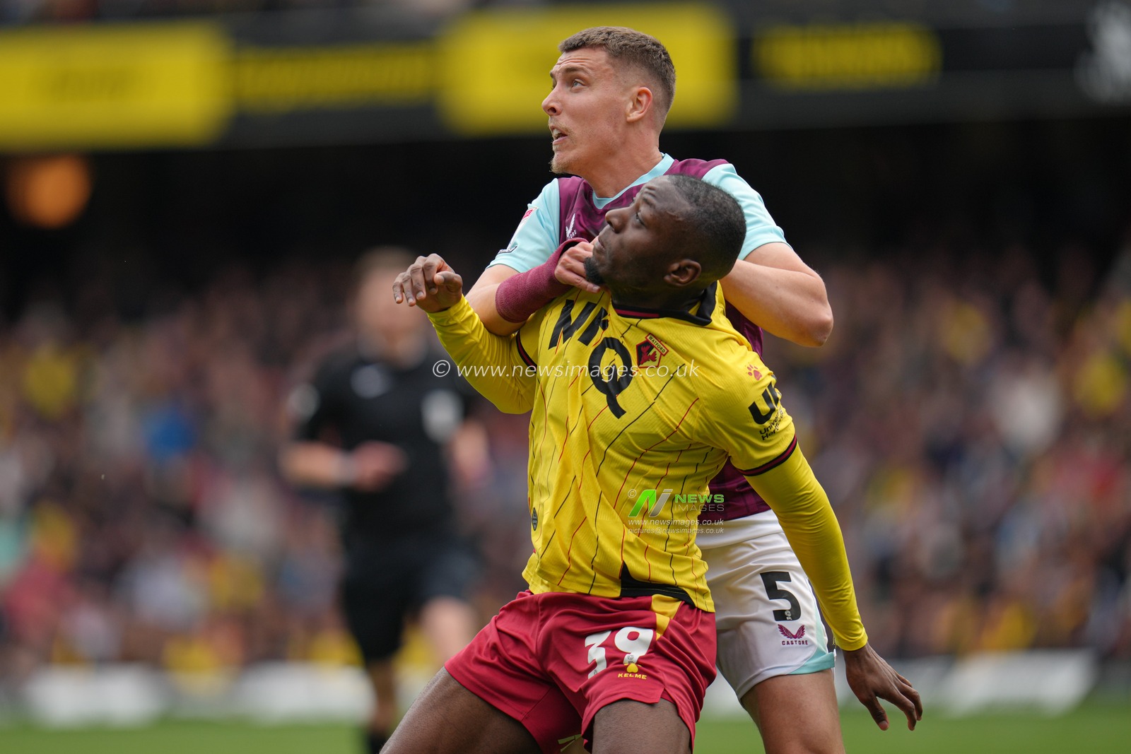 Edo Kayembe of Watford and Maxime EstÃ¨ve of Burnley during the Sky Bet Championship match Watford vs Burnley at Vicarage Road, Watford, United Kingdom, 18th April 2025

(Photo by Harvey Murphy/News Images)
