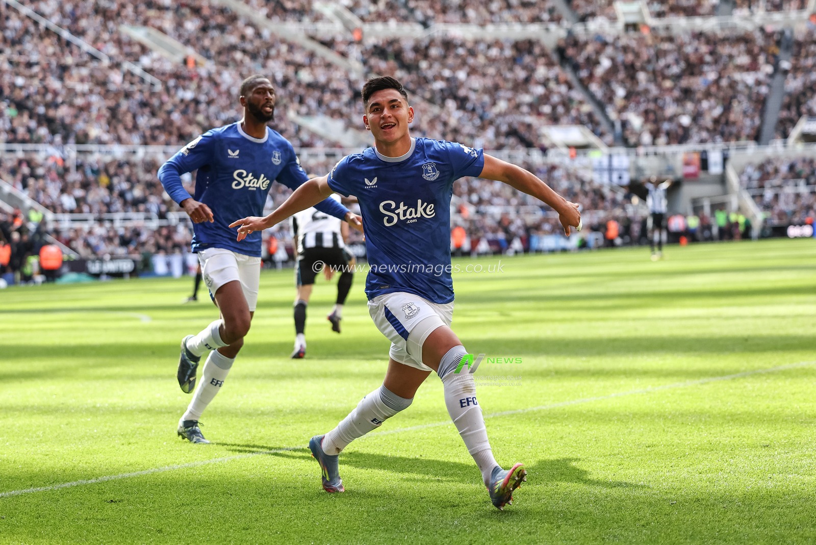 Carlos Alcaraz of Everton celebrates his goal to make it 0-1 during the Premier League match Newcastle United vs Everton at St. James's Park, Newcastle, United Kingdom, 25th May 2025

(Photo by Mark Cosgrove/News Images)
