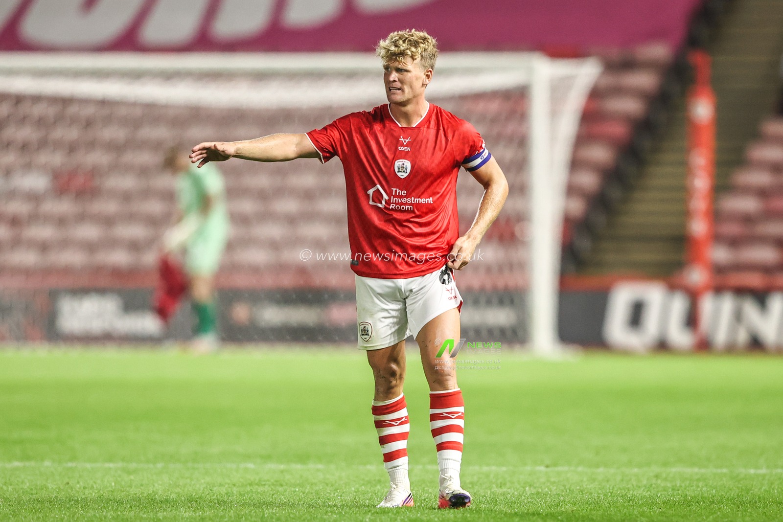 Cameron McGeehan of Barnsley gives his team instructions during the Carabao Cup round 2 match Barnsley vs Crewe Alexandra at Oakwell, Barnsley, United Kingdom on 25 August 2026

(Photo by Alfie Cosgrove/News Images)