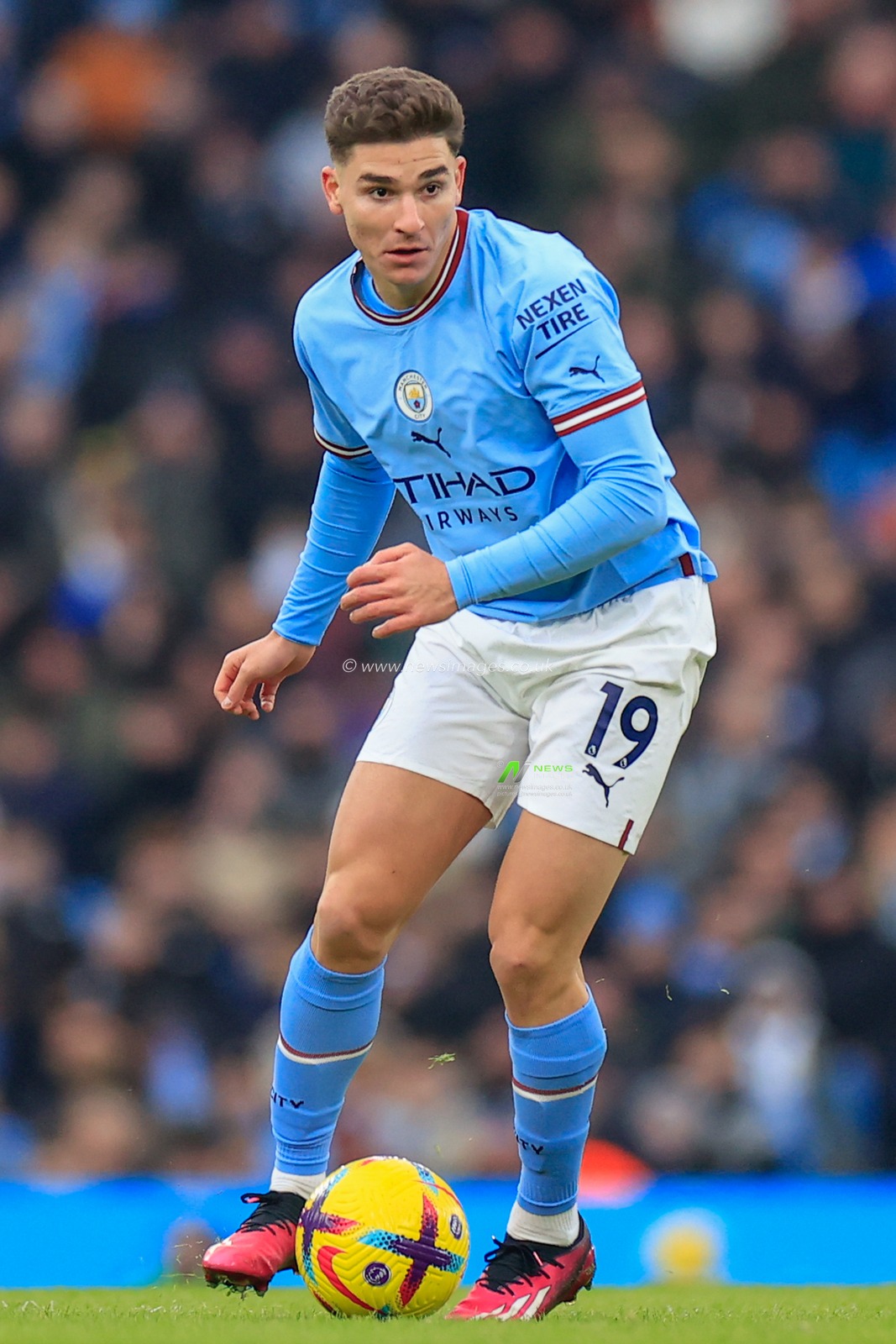 JuliÃ¡n Ãlvarez #19 of Manchester City in action during the Premier League match Manchester City vs Wolverhampton Wanderers at Etihad Stadium, Manchester, United Kingdom, 22nd January 2023

(Photo by Conor Molloy/News Images)