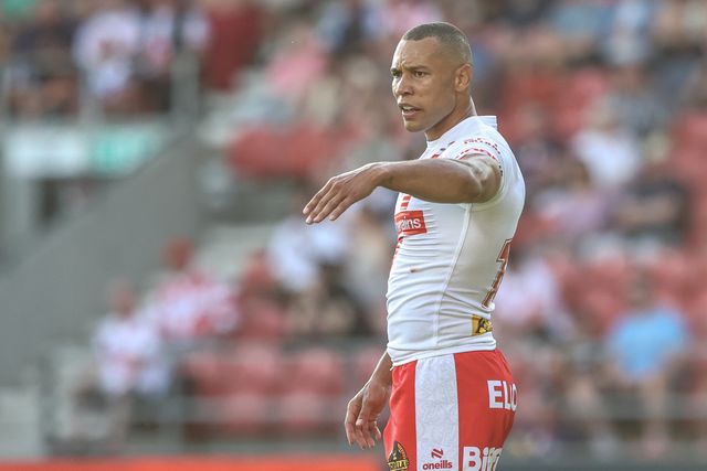 Moses Mbye of St. Helens gives team mates instructions during the Betfred Super League round 15 match St Helens vs Leeds Rhinos at Totally Wicked Stadium, St Helens, United Kingdom, 20th June 2025

(Photo by Alfie Cosgrove/News Images)
