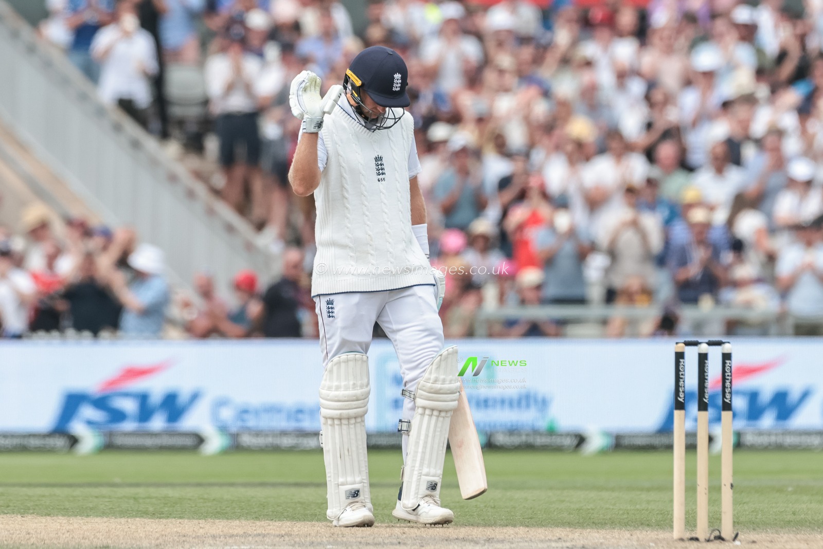Joe Root of England waves to the crowd as he  becomes the second highest test match run scorer of all time during the 4th Rothesay Test Match match Day 3 England vs India at Old Trafford Cricket Ground, Manchester, United Kingdom, 25th July 2025

(Photo by Mark Cosgrove/News Images)