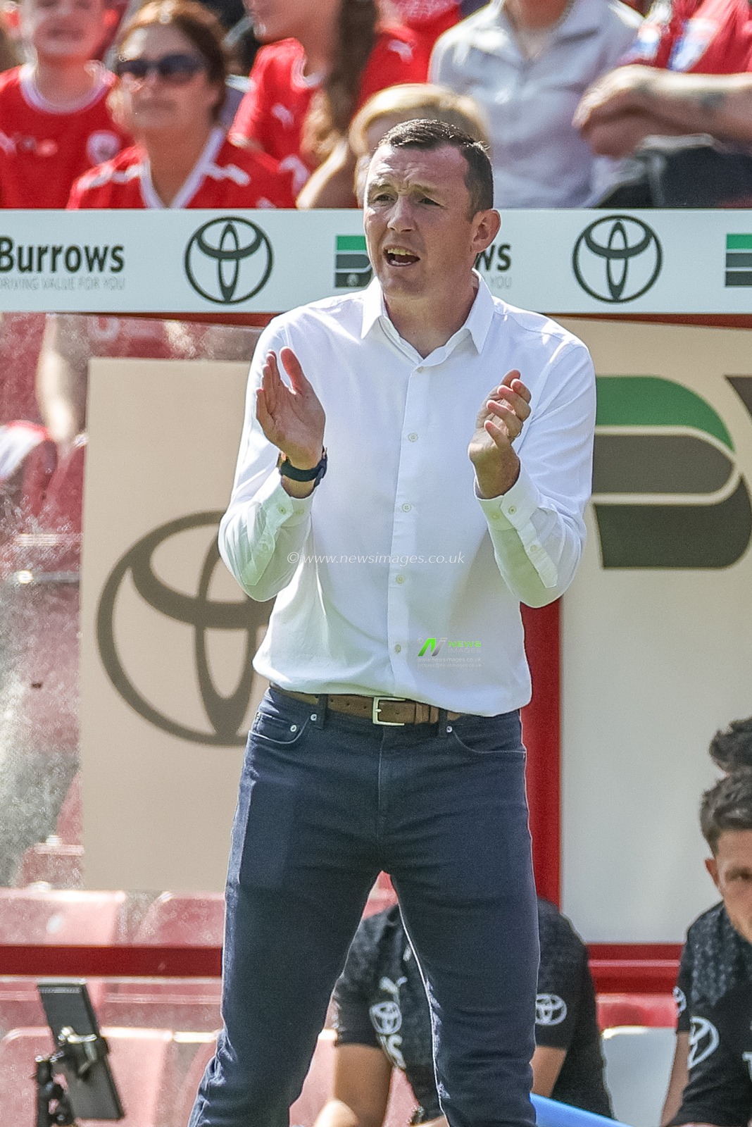 Neill Collins Head coach of Barnsley gives his team instructions  during the Sky Bet League 1 match Barnsley vs Oxford United at Oakwell, Barnsley, United Kingdom, 19th August 2023

(Photo by Mark Cosgrove/News Images)