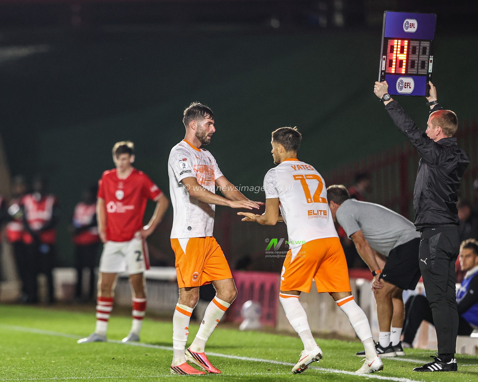 Tom Bloxham of Blackpool is substituted off for Jerry Yates of Blackpool during the Sky Bet League One match Barnsley vs Blackpool at Oakwell, Barnsley, United Kingdom on 02 September 2026

(Photo by Alfie Cosgrove/News Images)