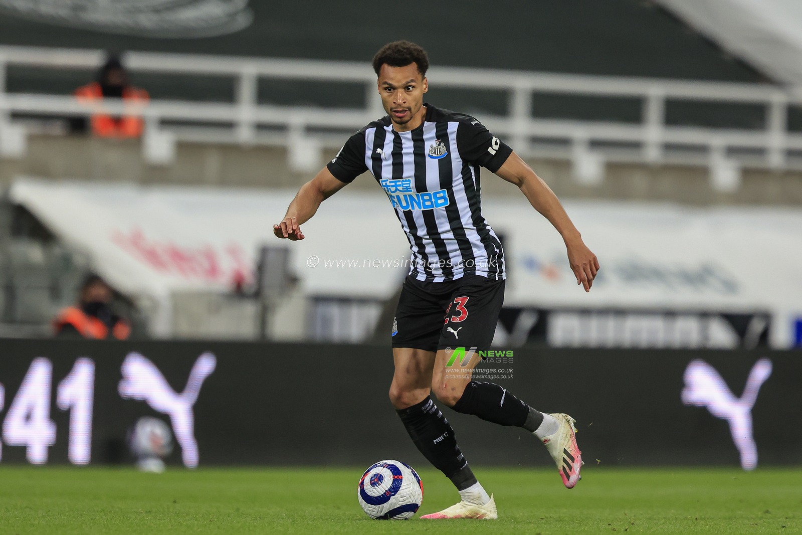 Jacob Murphy #23 of Newcastle United in possession of the ball