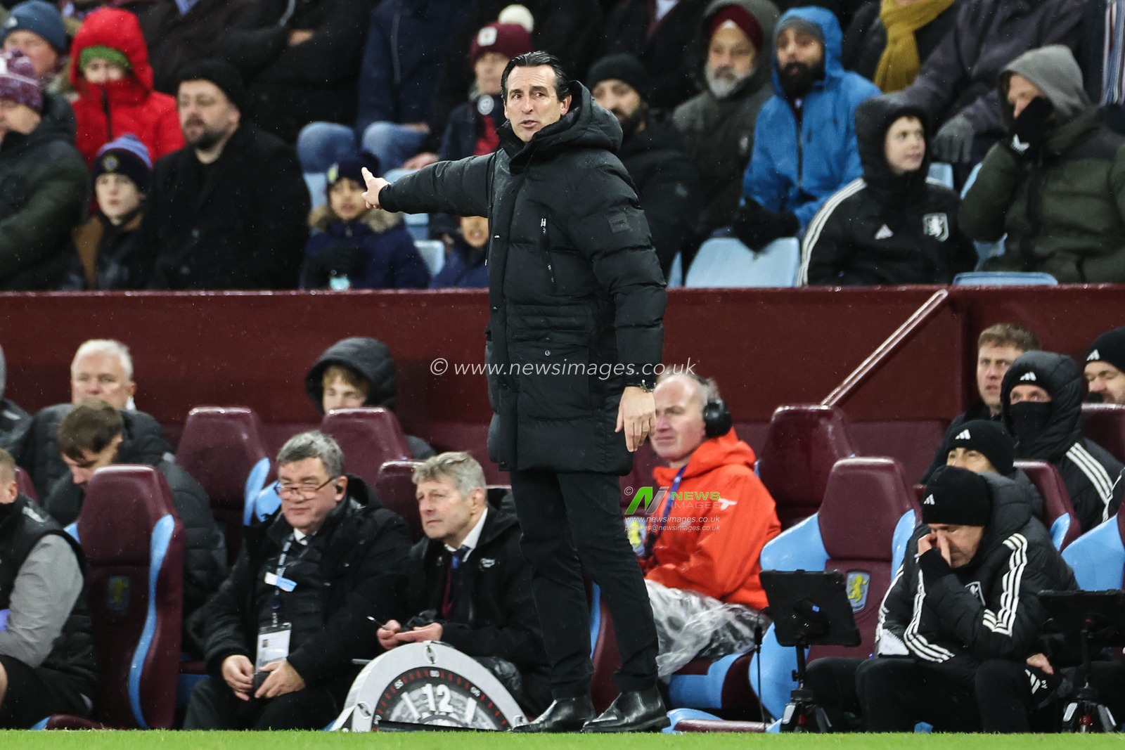 Unai Emery manager of Aston Villa gives his players instructions during the Premier League match Aston Villa vs Southampton at Villa Park, Birmingham, United Kingdom, 7th December 2024

(Photo by Mark Cosgrove/News Images)
