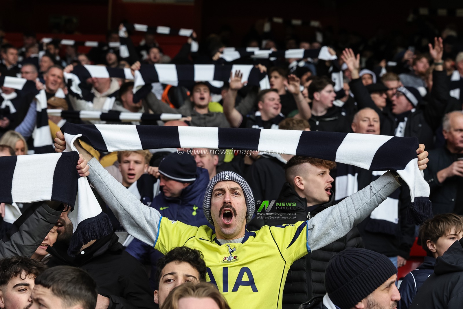 Tottenham fans sing away during the Premier League match Nottingham Forest vs Tottenham Hotspur at City Ground, Nottingham, United Kingdom, 14th December 2025

(Photo by Mark Cosgrove/News Images)

*** GER AUT SUI OUT ***