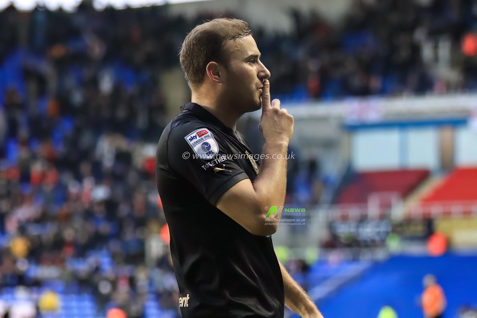 Herbie Kane #8 of Barnsley celebrates his goal to make it 1-1 during the Sky Bet League 1 match Reading vs Barnsley at Select Car Leasing Stadium, Reading, United Kingdom, 9th December 2023

(Photo by Alfie Cosgrove/News Images)