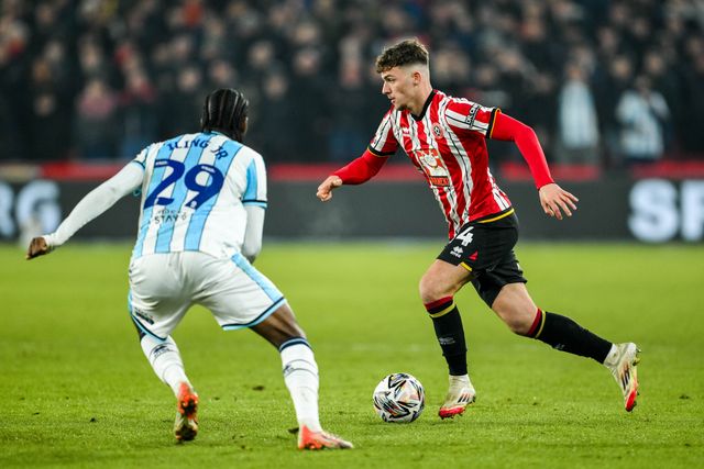 Harrison Burrows of Sheffield United is put under pressure by Samuel Iling-Junior of Middlesbrough during the Sky Bet Championship match Sheffield United vs Middlesbrough at Bramall Lane, Sheffield, United Kingdom, 12th February 2025

(Photo by Craig Thomas/News Images)