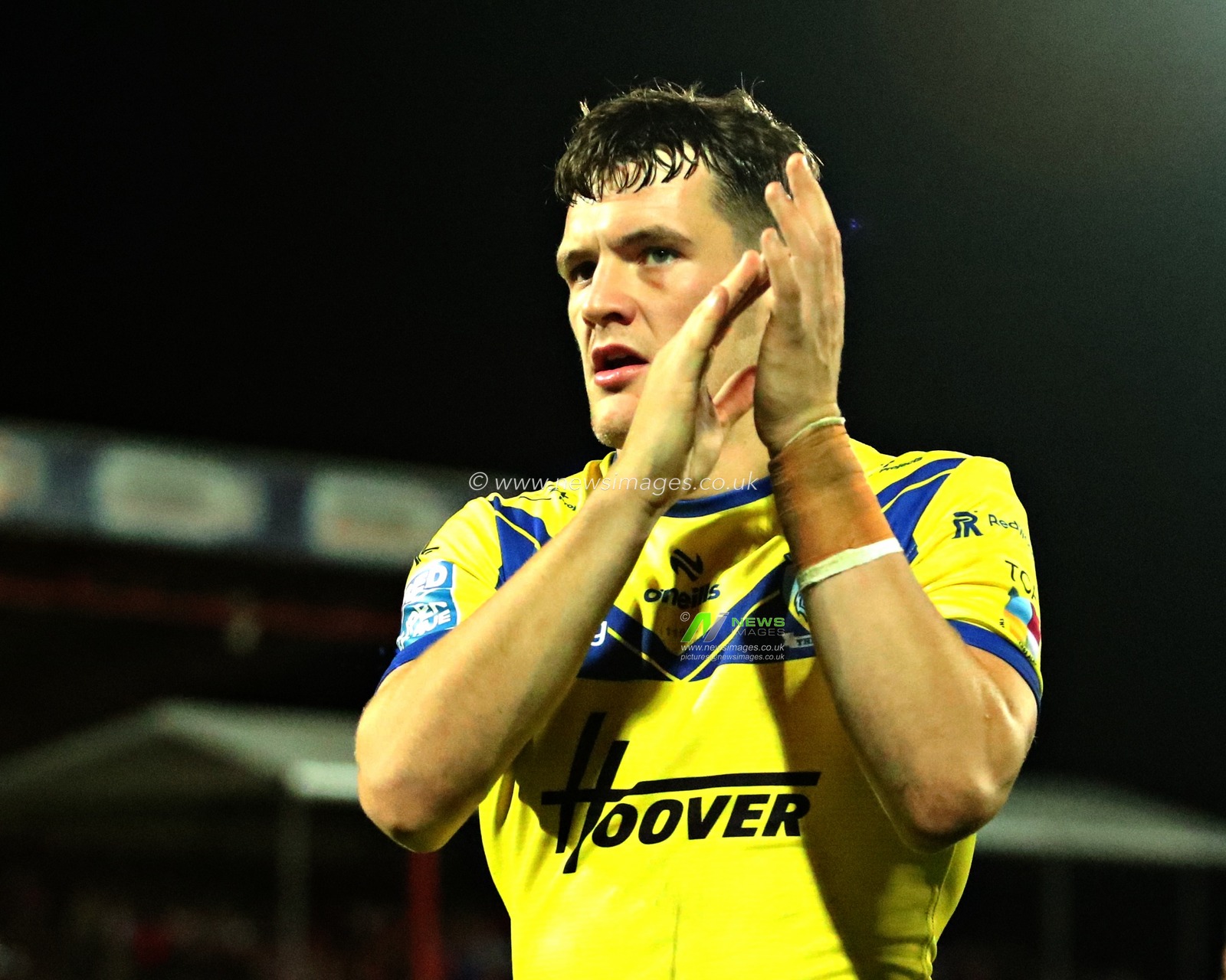 Josh Thewlis of Warrington Wolves applauds the fans after the Betfred Super League round 27 match Hull KR vs Warrington Wolves at Sewell Group Craven Park, Kingston upon Hull, United Kingdom, 18th September 2025(Photo by Sam Eaden/News Images)