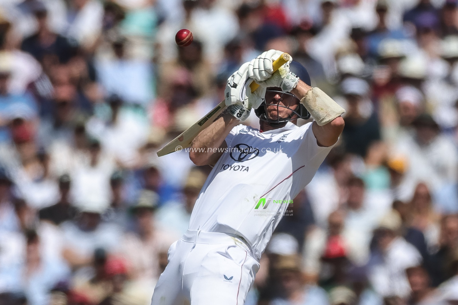 Matthew Fisher of England dodges a bouncer from Kyle Jamieson of New Zealand during the 2nd Rothesay Test Match Day 3 match England vs New Zealand at The Kia Oval, London, United Kingdom on 19 June 2026

(Photo by Mark Cosgrove/News Images)