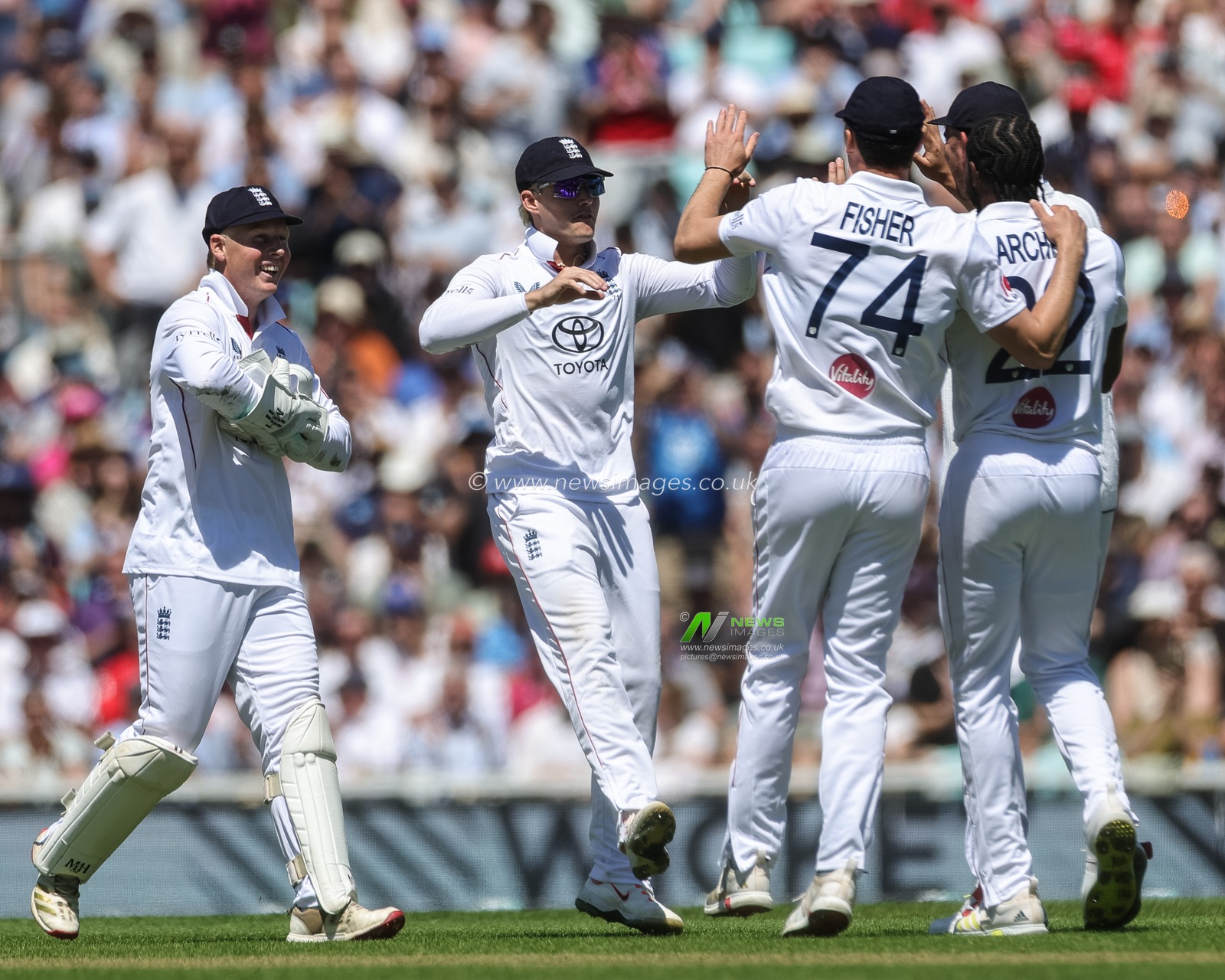 Jacob Bethell of England celebrates catching out New Zealand captain Tom Latham during the 2nd Rothesay Test Match Day 1 match England vs New Zealand at The Kia Oval, London, United Kingdom on 17 June 2026

(Photo by Mark Cosgrove/News Images)