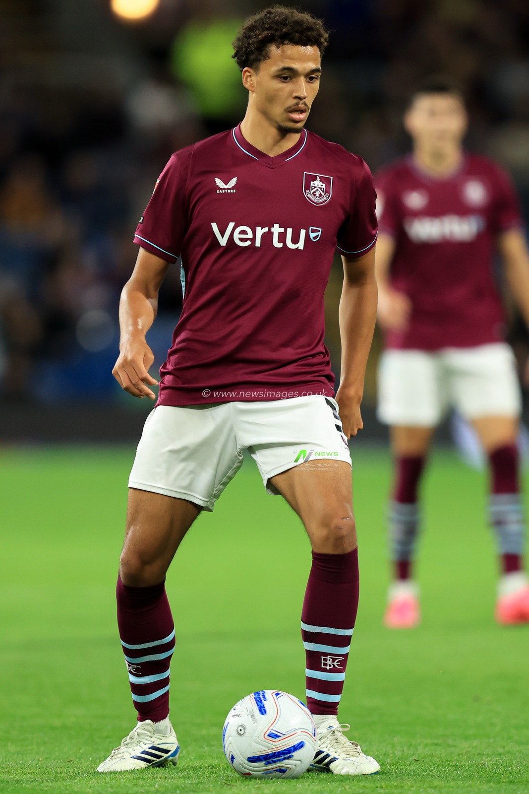 Max Alleyne of Burnley controls ball during the Sky Bet Championship match Burnley vs Middlesbrough at Turf Moor, Burnley, United Kingdom on 02 September 2026

(Photo by Jorge Horsted/News Images)