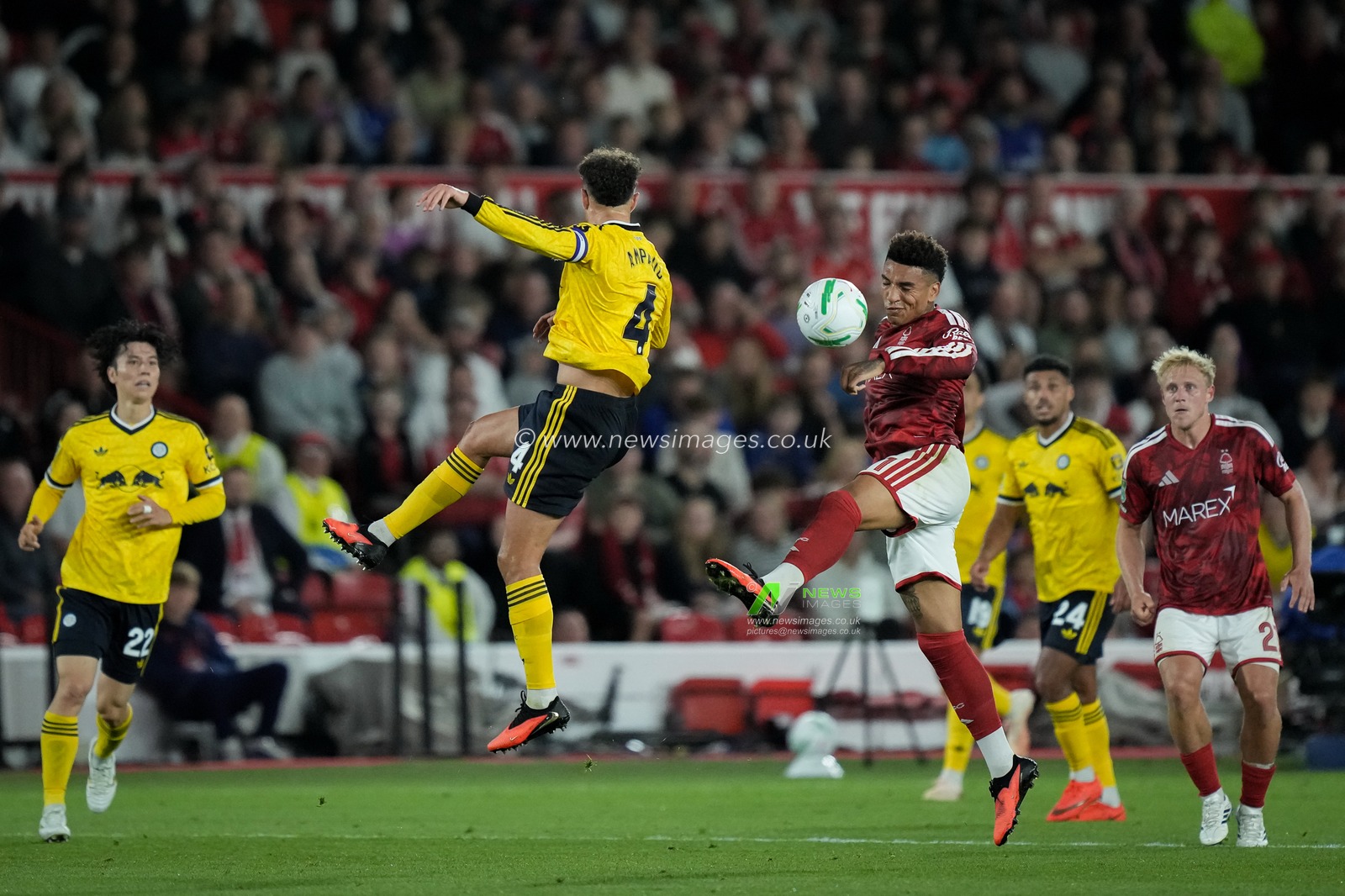 Ethan Ampadu of Leeds United battles for the ball with Igor Jesus of Nottingham Forest during the Carabao Cup round 2 match Nottingham Forest vs Leeds Rhinos at City Ground, Nottingham, United Kingdom on 25 August 2026

(Photo by Maynard Manyowa/News Images)