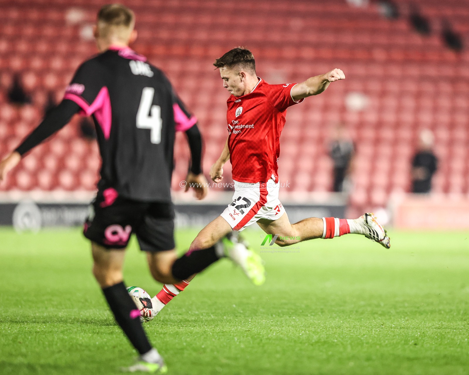 Patrick Kelly of Barnsley takes a shot on goal during the Carabao Cup round 2 match Barnsley vs Crewe Alexandra at Oakwell, Barnsley, United Kingdom on 25 August 2026

(Photo by Alfie Cosgrove/News Images)