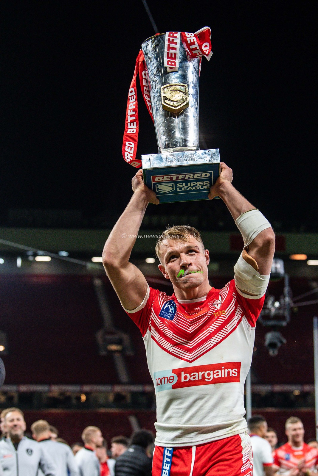 Jonny Lomax #6 of St Helens celebrates as he Lifts the Grand Final Trophy after winning the  25th Betfred Super League Grand Final match St Helens vs Leeds Rhinos at Old Trafford, Manchester, United Kingdom, 24th September 2022

(Photo by Craig Thomas/News Images)