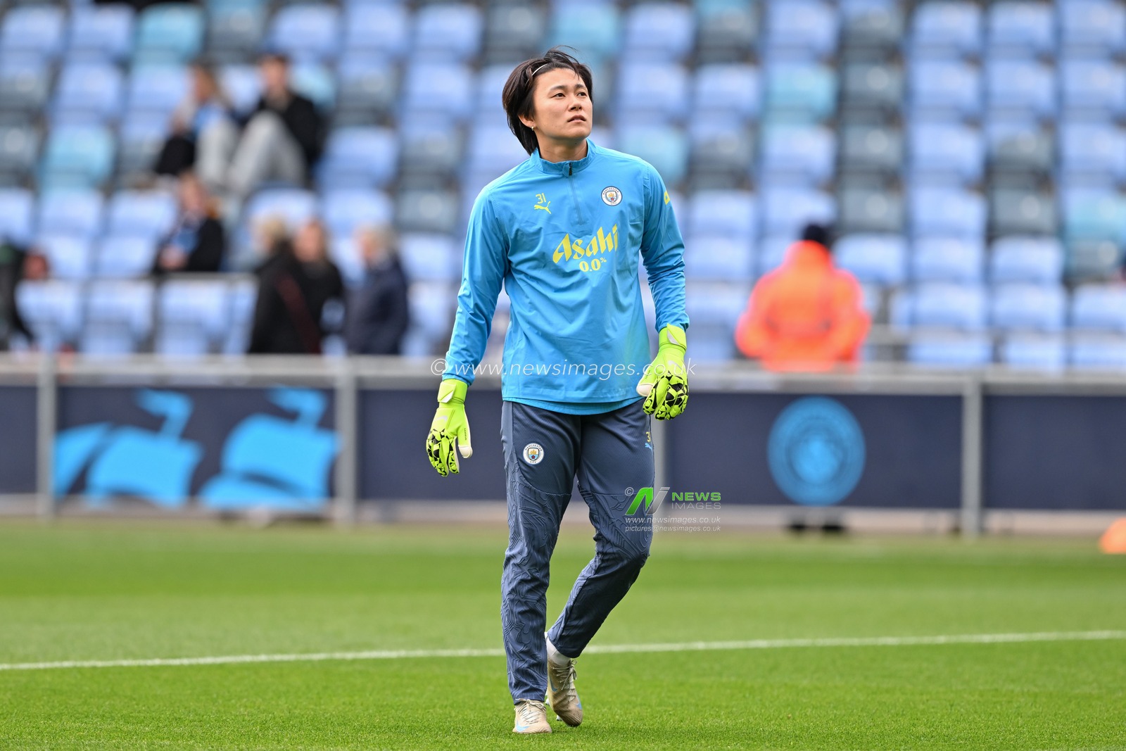 Ayaka Yamashita of Manchester City Women warms up ahead of the The Barclays Women's Super League match Manchester City Women vs West Ham United Women at Joie Stadium, Manchester, United Kingdom, 6th October 2024

(Photo by Cody Froggatt/News Images)